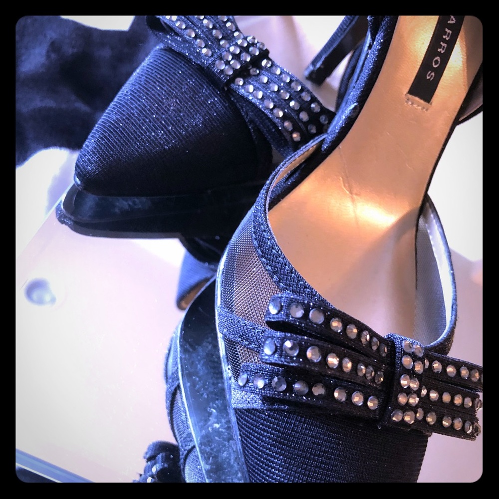 Rhinestoned pointed pump 7.5